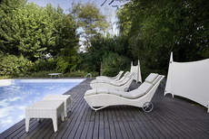 Шезлонги, зонты, диваны. Садовая мебель.