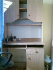 Срочно продам стол письменный с полками б/у, дешево.