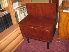 Отдам две прикроватные тумбочки.