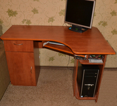 Продам компьютерный стол