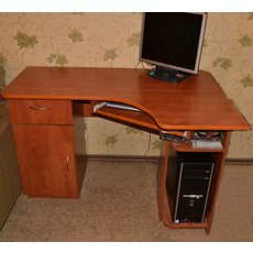 Продам компьютерный стол