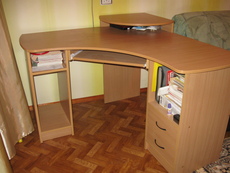 Продам компьтерный угловой стол