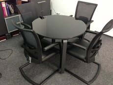 Офисный стол с четирьмя комфортабельными стульями