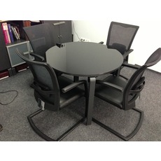 Офисный стол с четирьмя комфортабельными стульями