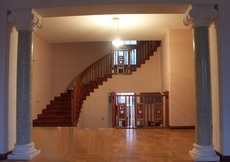 Двери, кабинеты, лестницы, кухни, предметы интерьера из нату