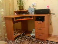 Продам компьютерный стол б/у
