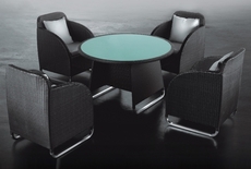 Уличная мебель. Круглый стол и четыре стула.