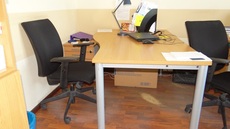 Комплект офисной мебели: столы, кресла, шкафы