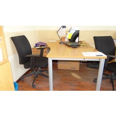 Комплект офисной мебели: столы, кресла, шкафы