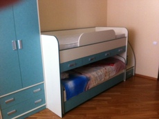 Спальня б/у двухярусная кровать и шкаф