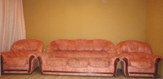 Продам диван раскладной и 2 кресла персикового цвета.