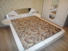 Продам спальный гарнитур, кровать, шкаф и столик б/у.