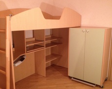 Продам детскую двухъярусную кровать.