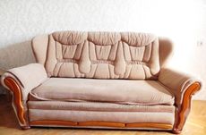 Продам стильный диван бу персикового цвета