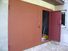 Гаражные металлические ворота.