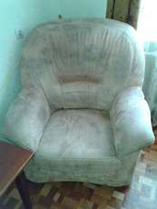 Срочно продам диван угловой +кресло.