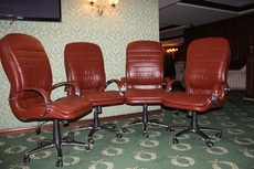 Офисные кожаные кресла.