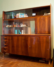 Отдам сервант и тумбу.