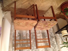 Продам срочно 2 деревянных стула и стол