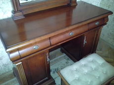 Срочно продам туалетный столик с зеркалом и пуфиком