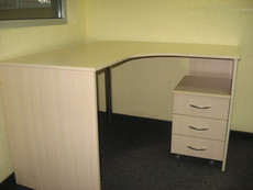 Стол угловой с мобильной тумбой