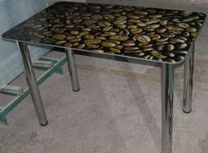 Стеклянные столы различными способами декора столешниц.