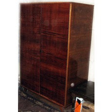 Продам шкаф двустворчатый лакированный деревянный