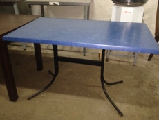 Столы из верзалита, цвет синий.