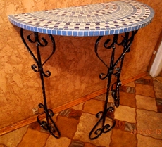 Кованый консольный стол в средиземноморском стиле. 