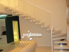 Двери, столики, перегородки из стекла, стеклянные душ кабины