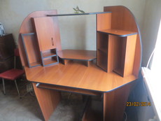 Продам компьютерный стол.
