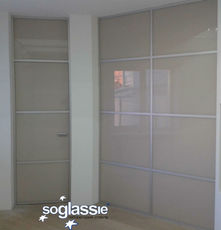 Двери, столики, перегородки из стекла, стеклянные душ кабины