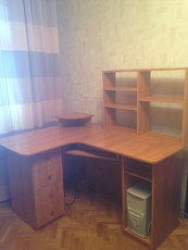 Продам угловой компьютерный стол. б/у. Состояние отличное.