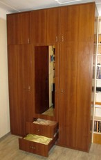 Шкаф 3-х дверный недорого с антресолью. Темный орех. в связи