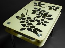 Стеклянный стол.