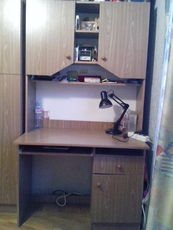 Продам стіл з надбудовою і шафа..