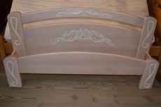 Кровати из натурального дерева