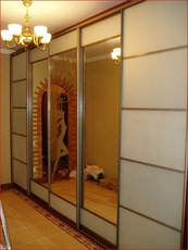 Зеркальный шкаф-купе.