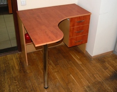 Красный угловой рабочий стол