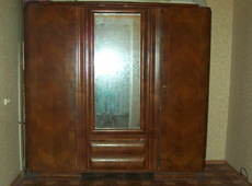 Гардероб из натурального дерева трехстворчатый с зеркалом