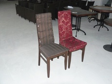 Продажа б/у деревянных стульев с чехлом