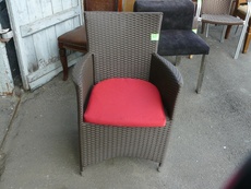 Продам б/у кресло с подлокотниками и подушкой для ресторанов