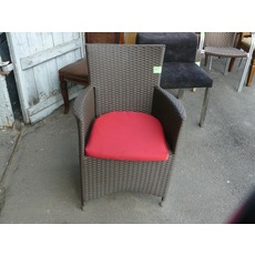 Продам б / у крісло з підлокітниками і подушкою для ресторан