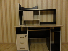 Продам комп'ютерний стіл.