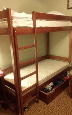 срочно двухъярусную кровать (дерево)