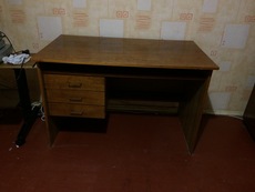 Продам письменный стол.