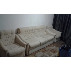 Красивый раскладной диван и два кресла