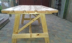 Деревянный стол.