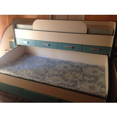 Двухъярусная кровать с комодами.