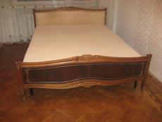 Кровать со столиком под реставрацию